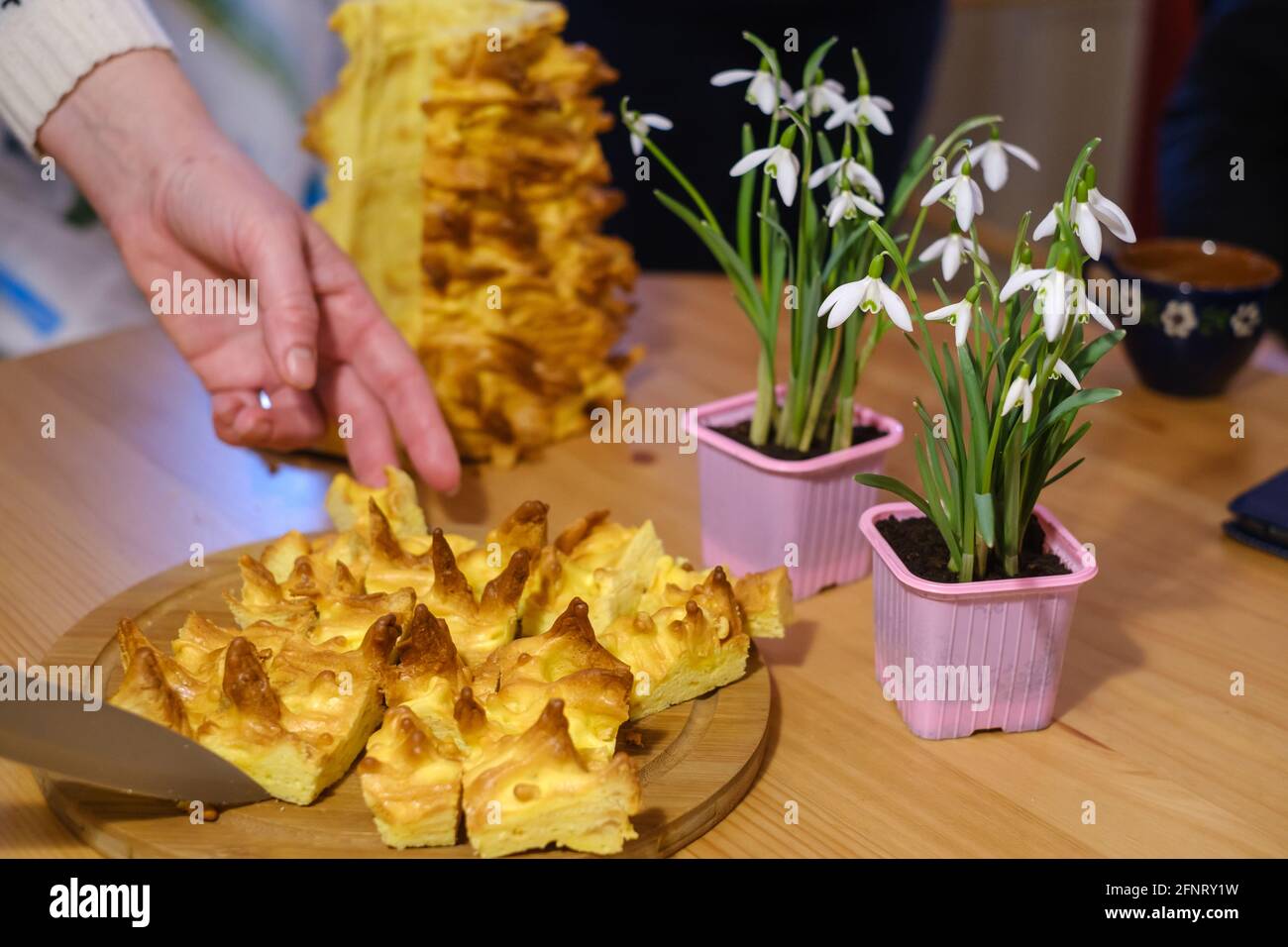 Crop donna taglio torta sakotis Foto Stock