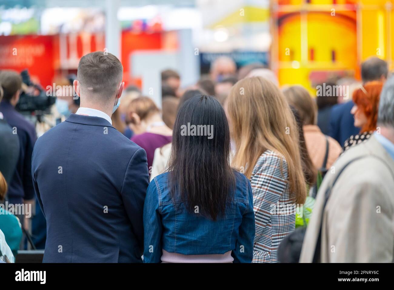 Uomini d'affari in attesa di una conferenza nella sala Foto Stock