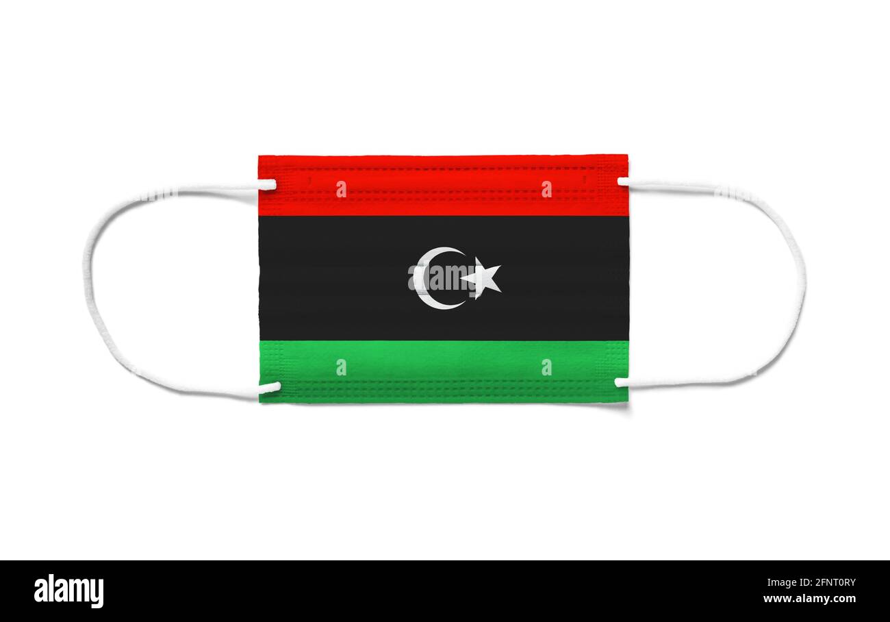 Bandiera della Libia su una maschera chirurgica monouso. Sfondo bianco isolato Foto Stock