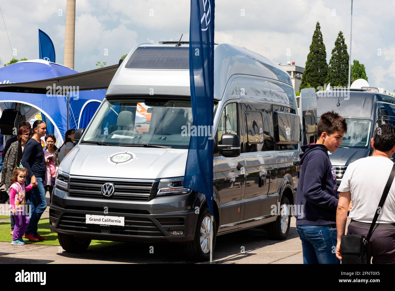 Il nuovo camper motorhome VW Grand California 600 e i visitatori durante il Camping and Caravanning Expo Show di Sofia, Bulgaria, dal 2021 maggio Foto Stock