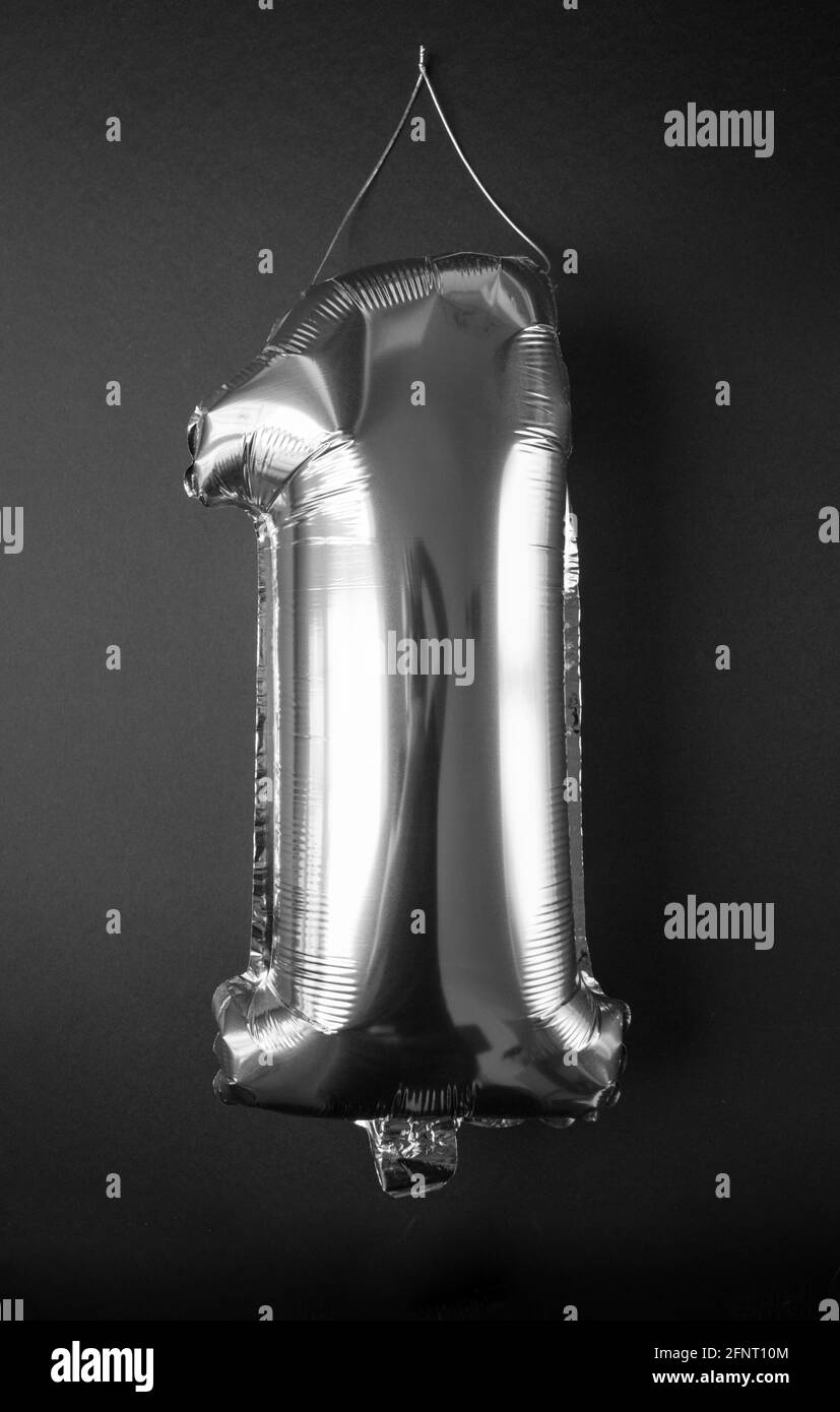 Lamina d'argento Balloon numero uno isolato su sfondo nero Foto Stock