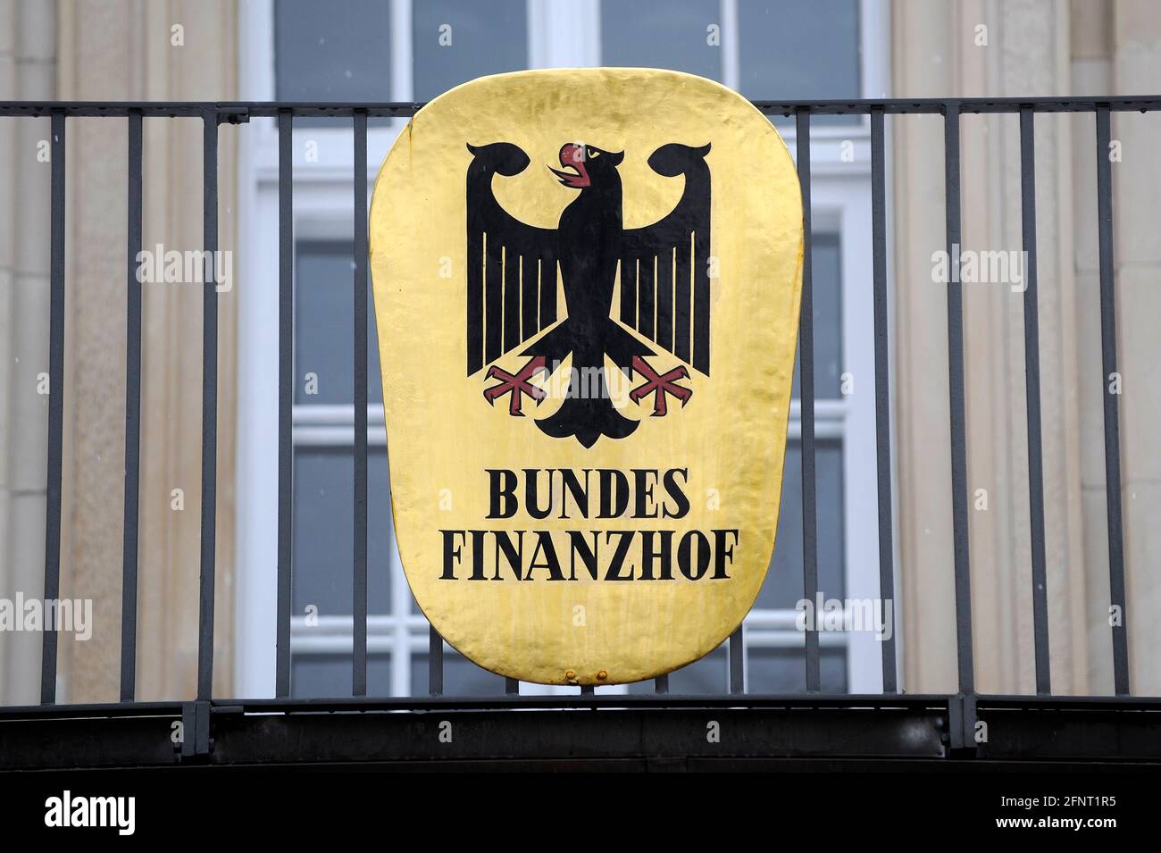 Monaco, Germania. 19 maggio 2021. BUNDESFINANZHOF a Muenchen, segno con l'aquila federale sopra l'Enigang. Archiviare la foto. Credit: dpa/Alamy Live News Foto Stock