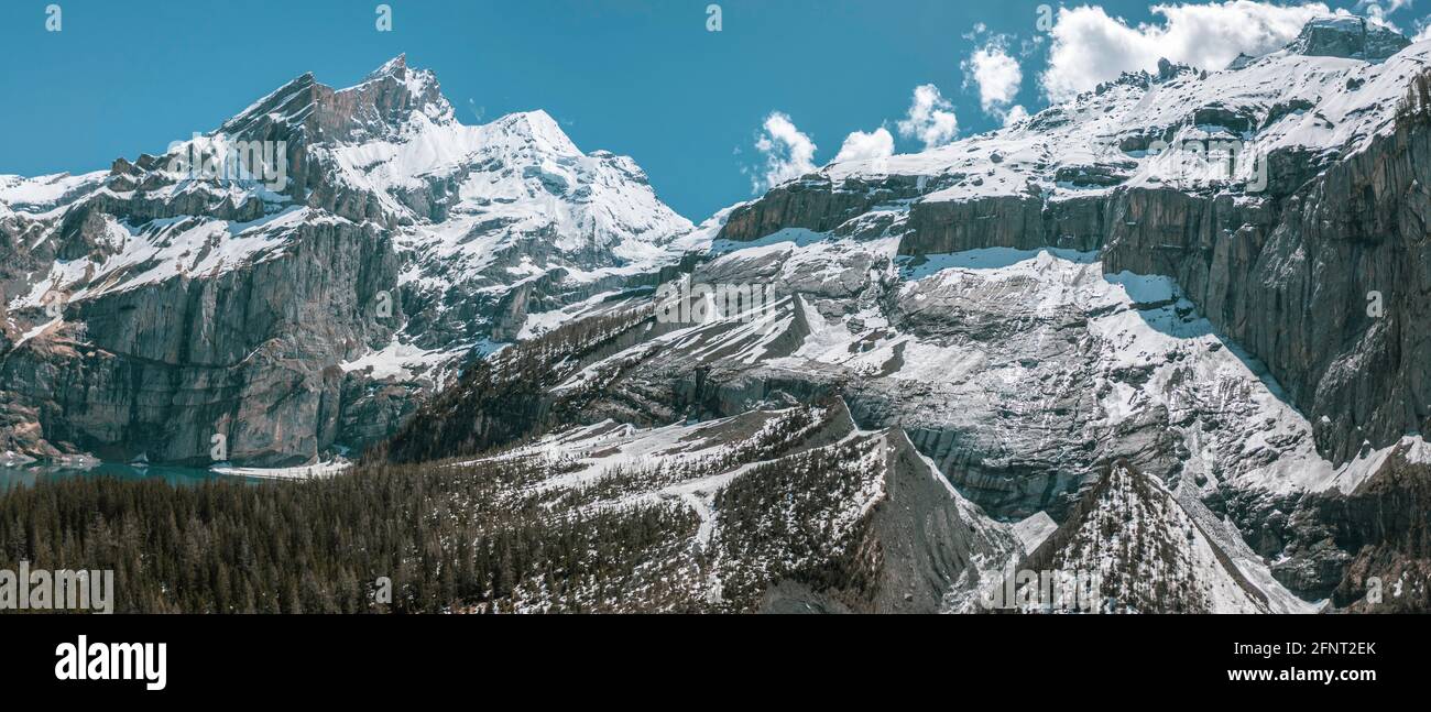 Lago alpino di Oeschinensee a Kandersteg, Svizzera. Il pittoresco lago azzurro è circondato da alte montagne innevate. Foto Stock