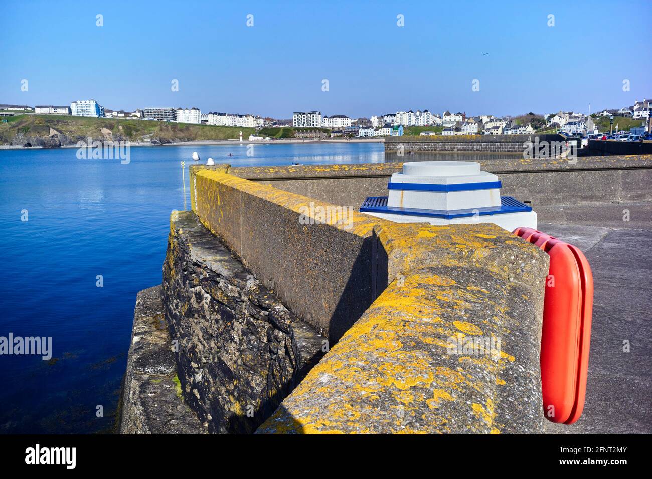Pareti di cemento ricoperte di lichene nella baia di Port Erin, Isola di Man Foto Stock
