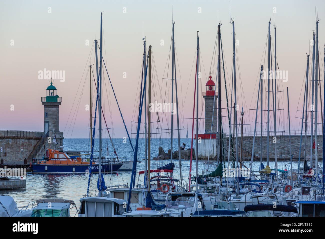 Vista del porto di Bastia, Corsica, in notturna Foto Stock