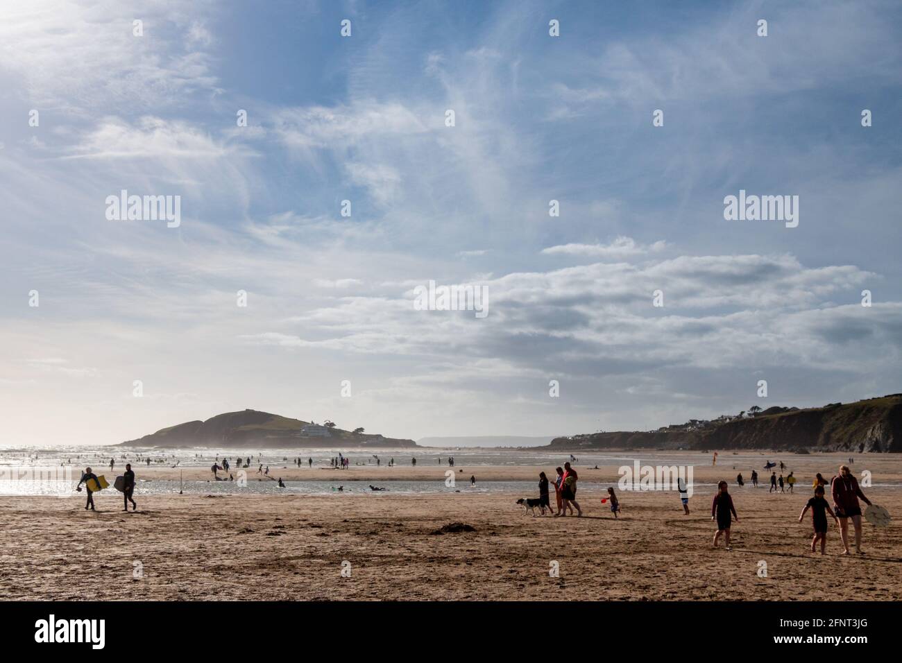 La vista verso Burgh Island da Bantham Beach. La spiaggia è piena di famiglie che si godono il mare. Foto Stock