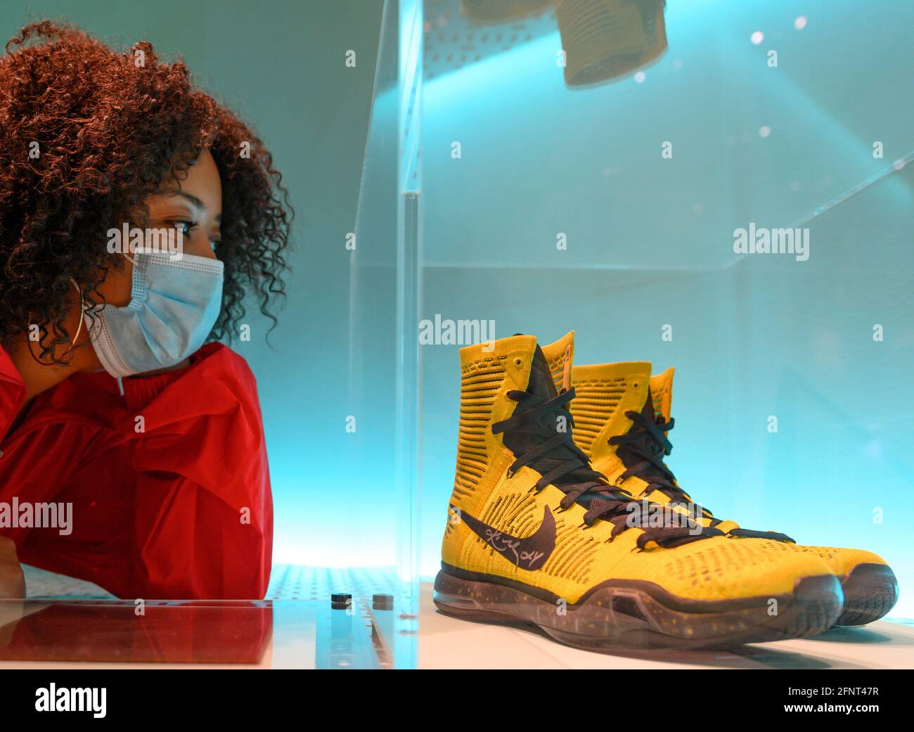 Design Museum, Londra, Regno Unito. 17 maggio 2021. Riapertura della mostra dopo l'abolizione delle restrizioni governative, Sneakers Unboxed: Studio to Street esplora la grafica e il lavoro grafico e il lavoro di stilisti di moda rendendo il settore più sostenibile. Esplora il mercato di rivendita Sneaker, che oggi vale 6 miliardi di dollari, e le scarpe di domani. Immagine: Nike Kobe 10 Elite ‘Opening Night’, firmata da Kobe Bryant, 2015. Progettato da Eric Avar per la L.A. Giocatore di baseball dei Lakers. Credito: Malcolm Park/Alamy Foto Stock