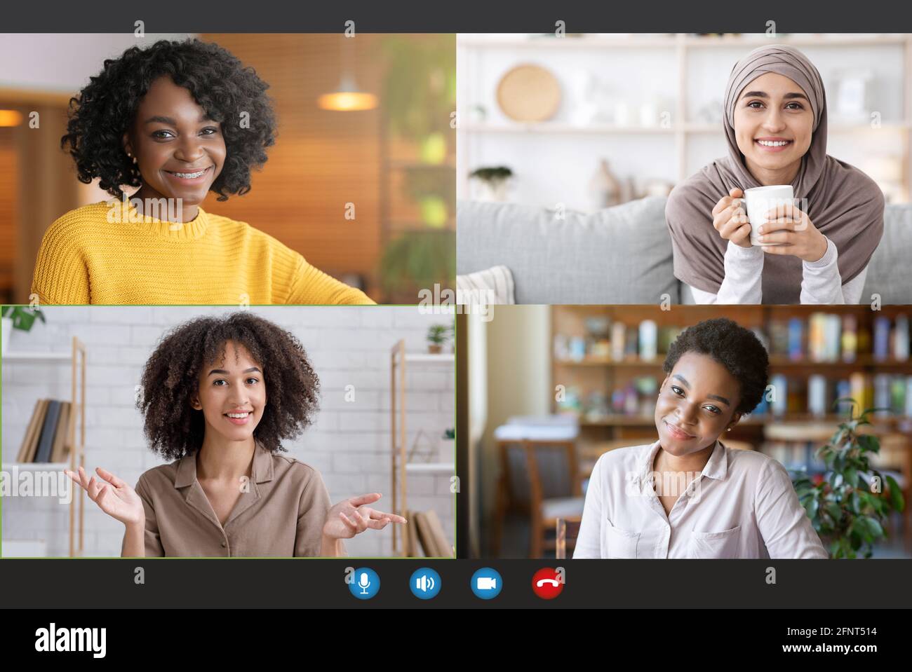 Giovani amici femminili diversi che parlano tra loro sul web, facendo videochiamate di gruppo su internet, vista dello schermo del computer Foto Stock