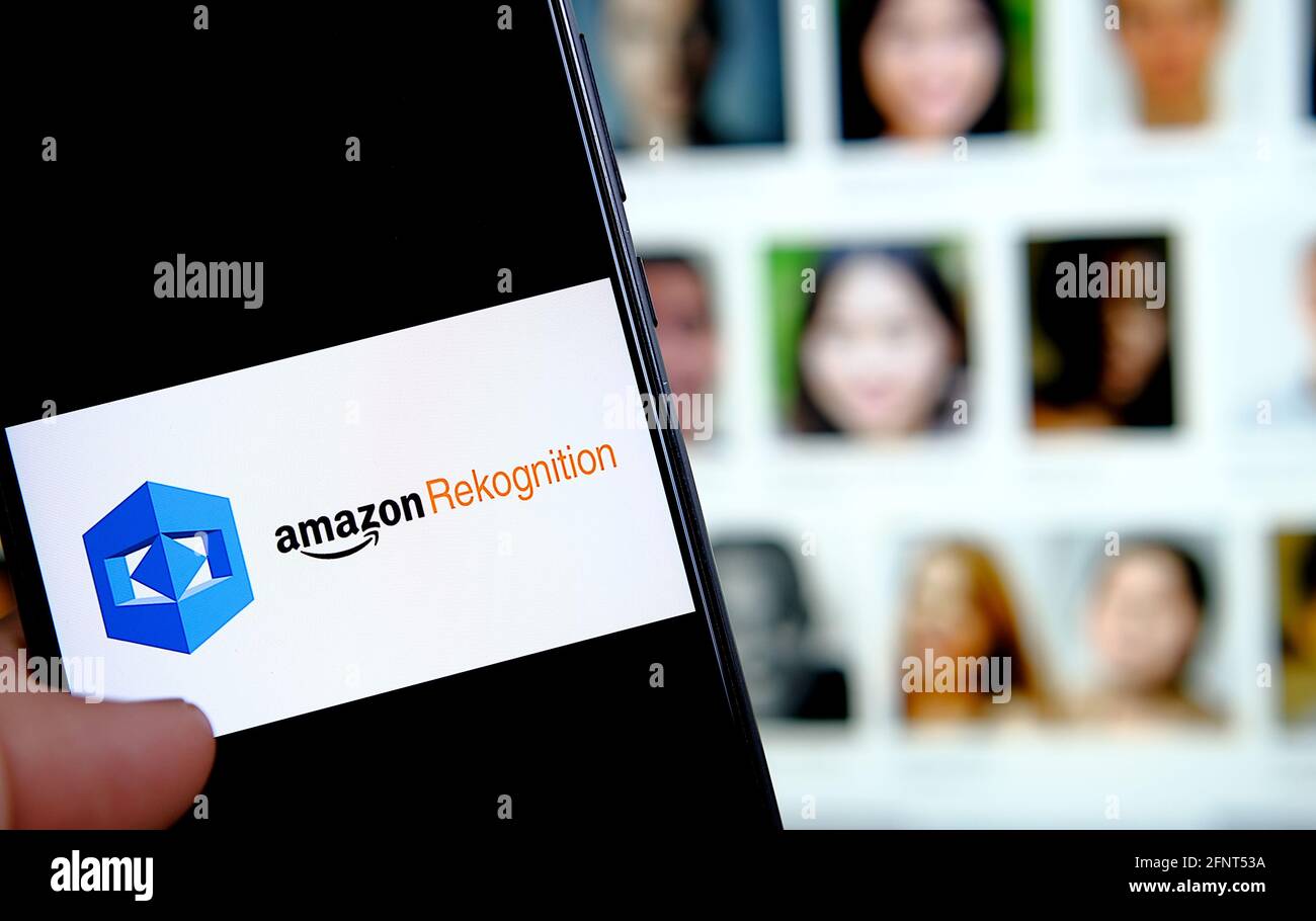 Amazon Rekognition logo della piattaforma AWS sullo smartphone e volti  sfocati sul retro. Concetto per software di riconoscimento dei volti basato  su cloud. Nessuna modifica nel post Foto stock - Alamy