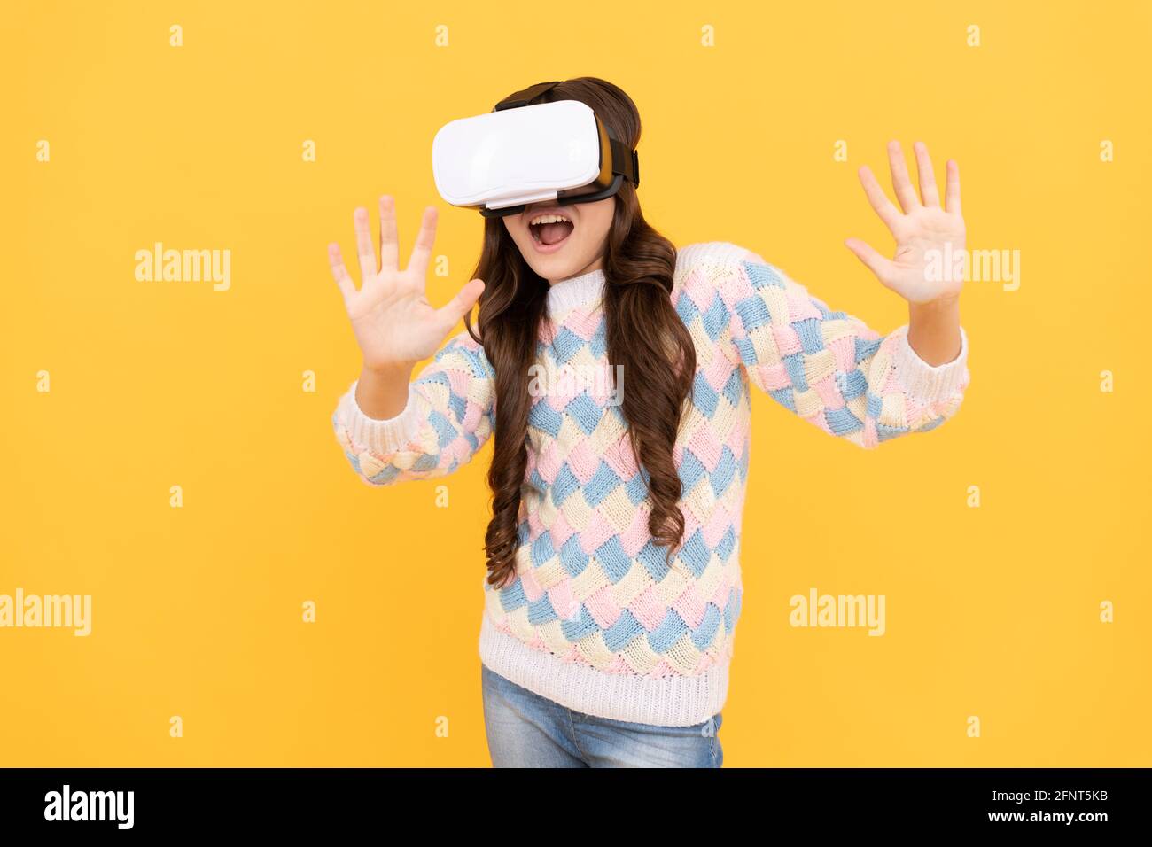 Il futuro digitale e l'innovazione. Il bambino negli occhiali per realtà virtuale. Tecnologia wireless moderna. Foto Stock