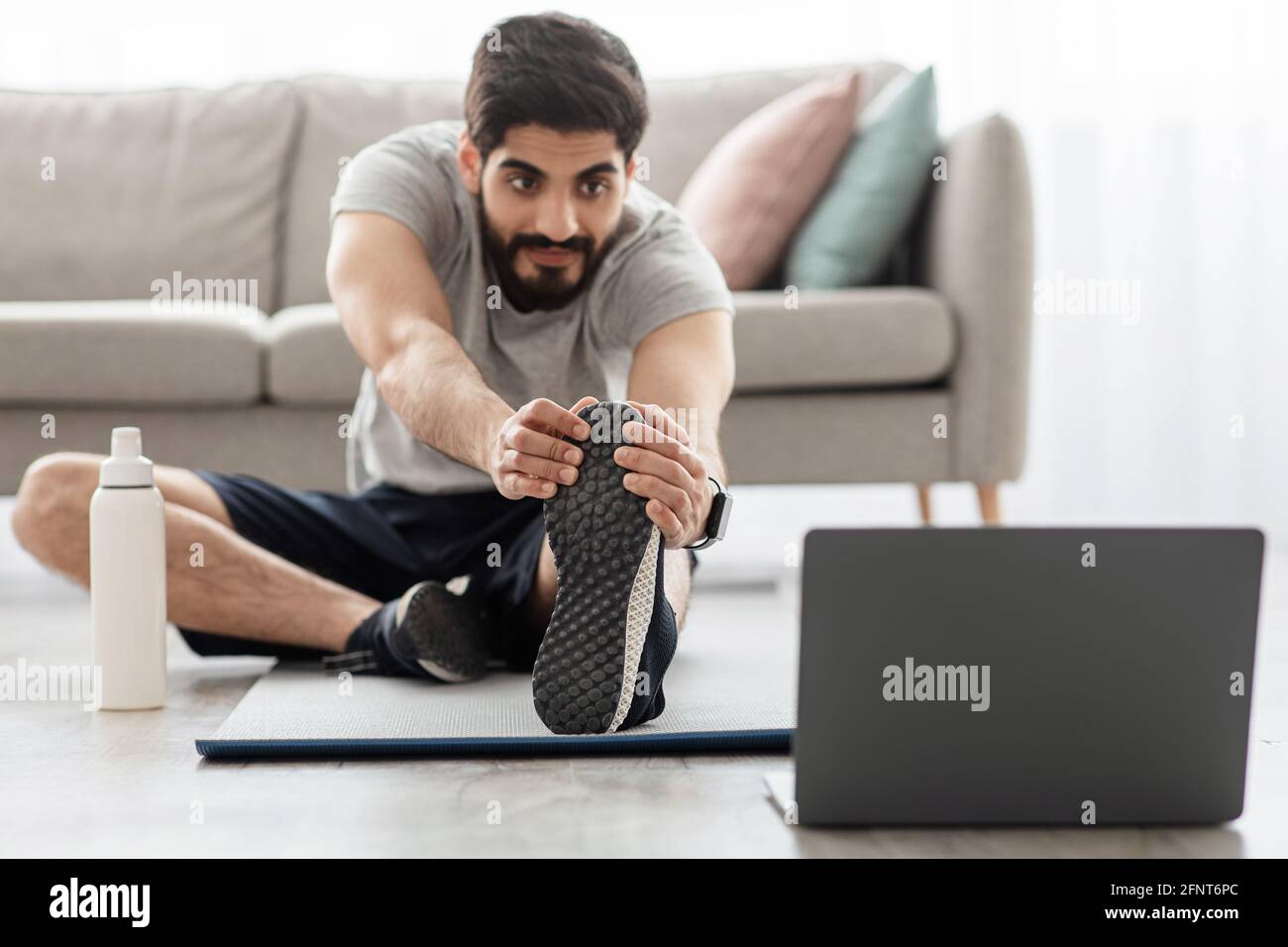 Allenatore online e allenamento da remoto, palestra a casa durante la social distancing Foto Stock