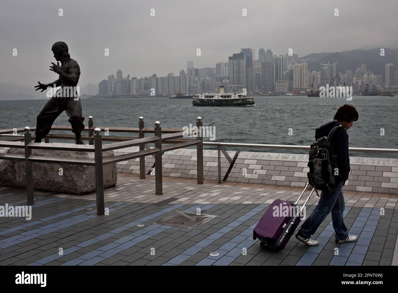 La statua di Bruce Lee nel viale delle stelle, lungo il lungomare di Victoria Harbour a Kowloon, Hong Kong Foto Stock