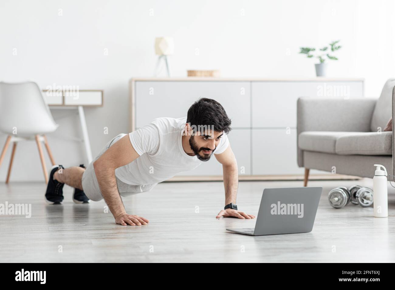Nuova realtà durante la pandemia di covid-19, la palestra domestica e l'allenamento in linea Foto Stock