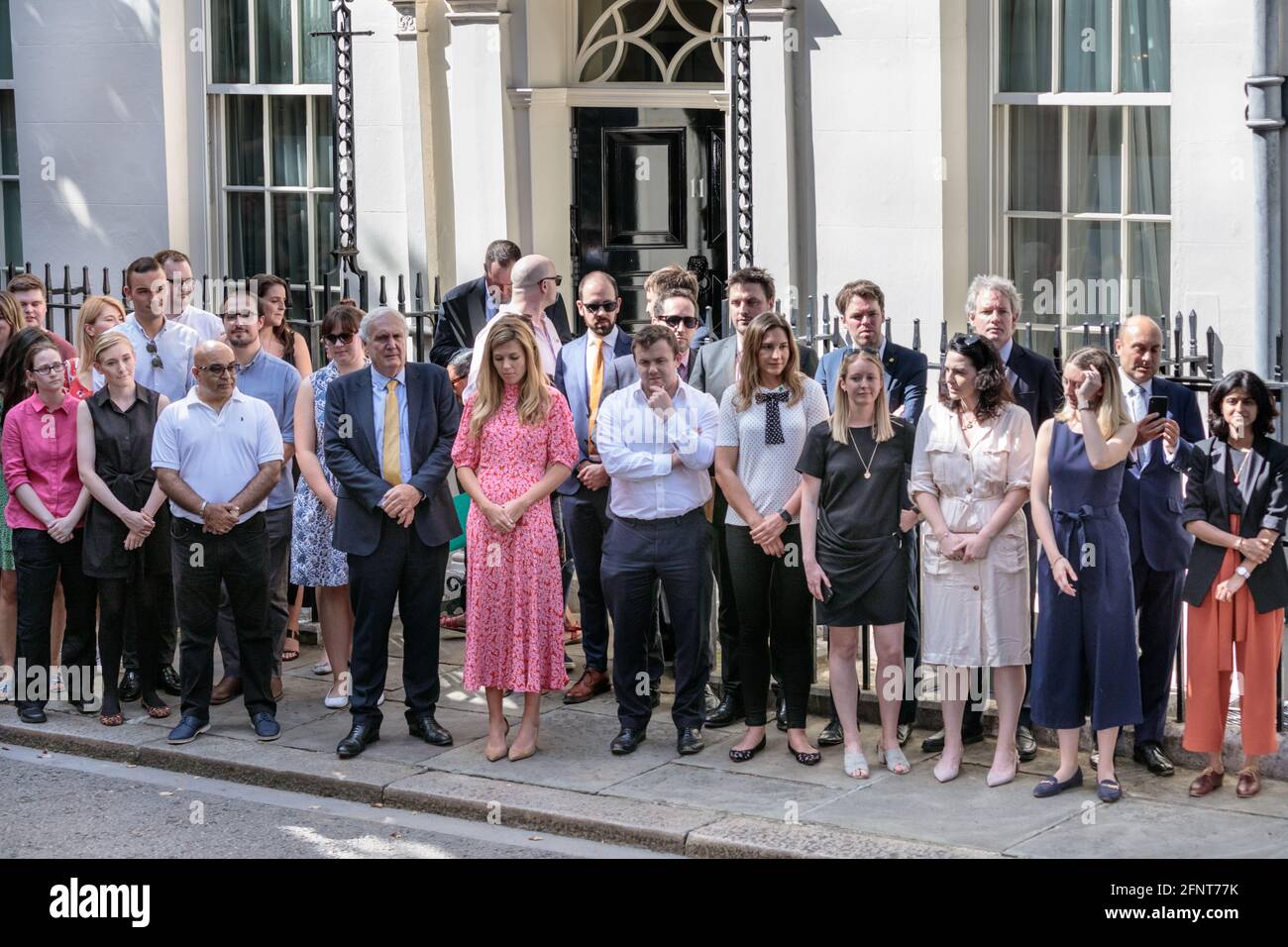 Personale e consulenti del primo Ministro al di fuori del n. 10 il primo giorno di Boris Johnson, Downing Street, Londra Foto Stock