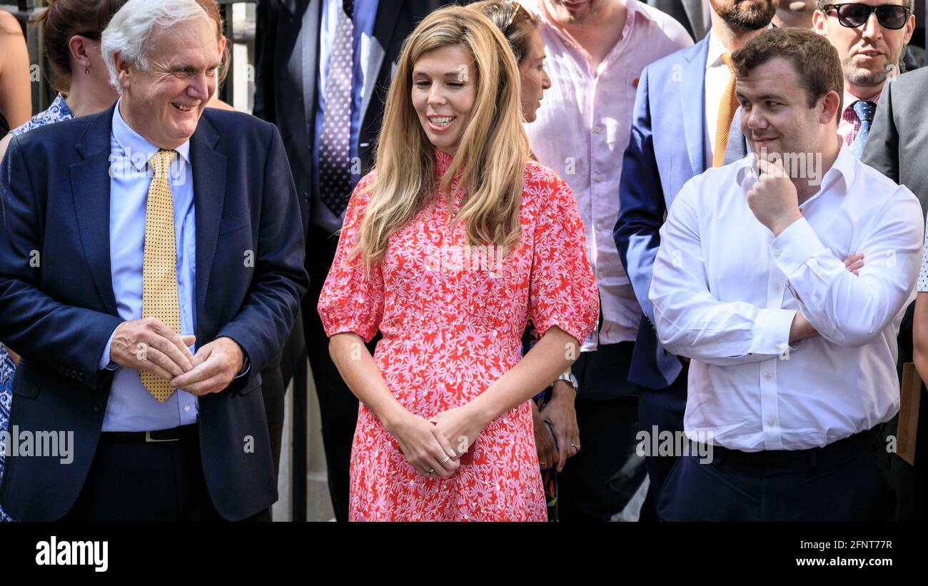 Carrie Symonds, fidanzata del primo ministro britannico Boris Johnson, con Sir Edward Lister (l), e Damon Poole (r) Downing Street, Londra, Regno Unito Foto Stock
