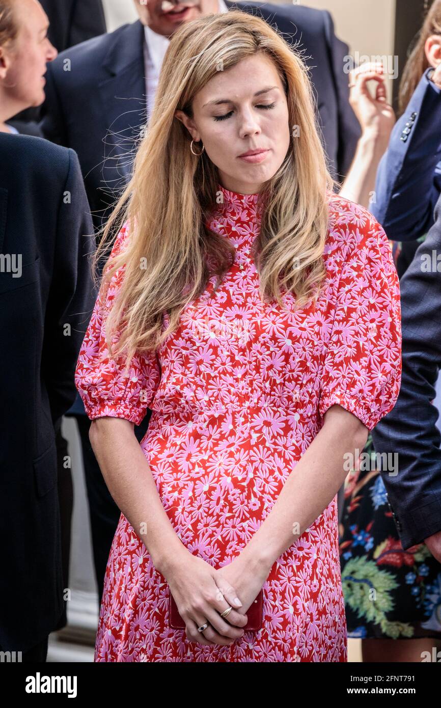 Carrie Symonds, fidanzata del primo ministro britannico Boris Johnson, con occhi chiusi nel suo primo discorso, Downing Street, Londra, Regno Unito Foto Stock