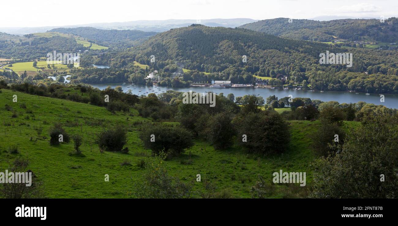 Vista verso il lago Windermere a Cumbria, Inghilterra. Il paesaggio fa parte del Distretto Inglese dei Laghi. Foto Stock