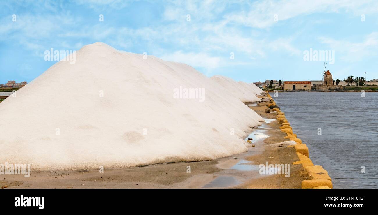 Cumuli di sale raccolte nelle saline di Nubia, Paceco, provincia di Trapani,  Sicilia, Italia Foto stock - Alamy