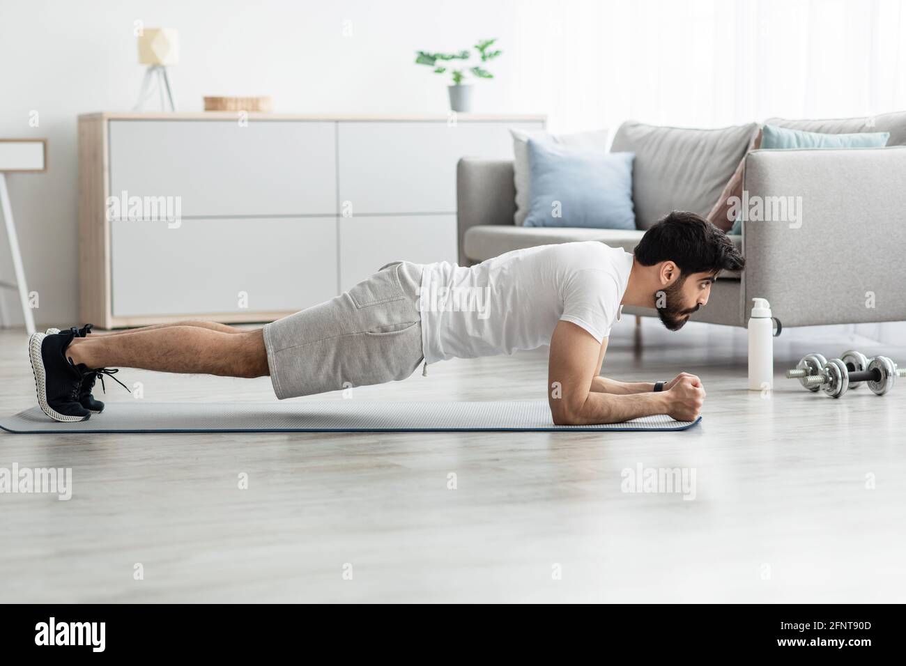 Palestra a casa, stile di vita sano e cura del corpo, allenamento da solo e nuovo normale Foto Stock