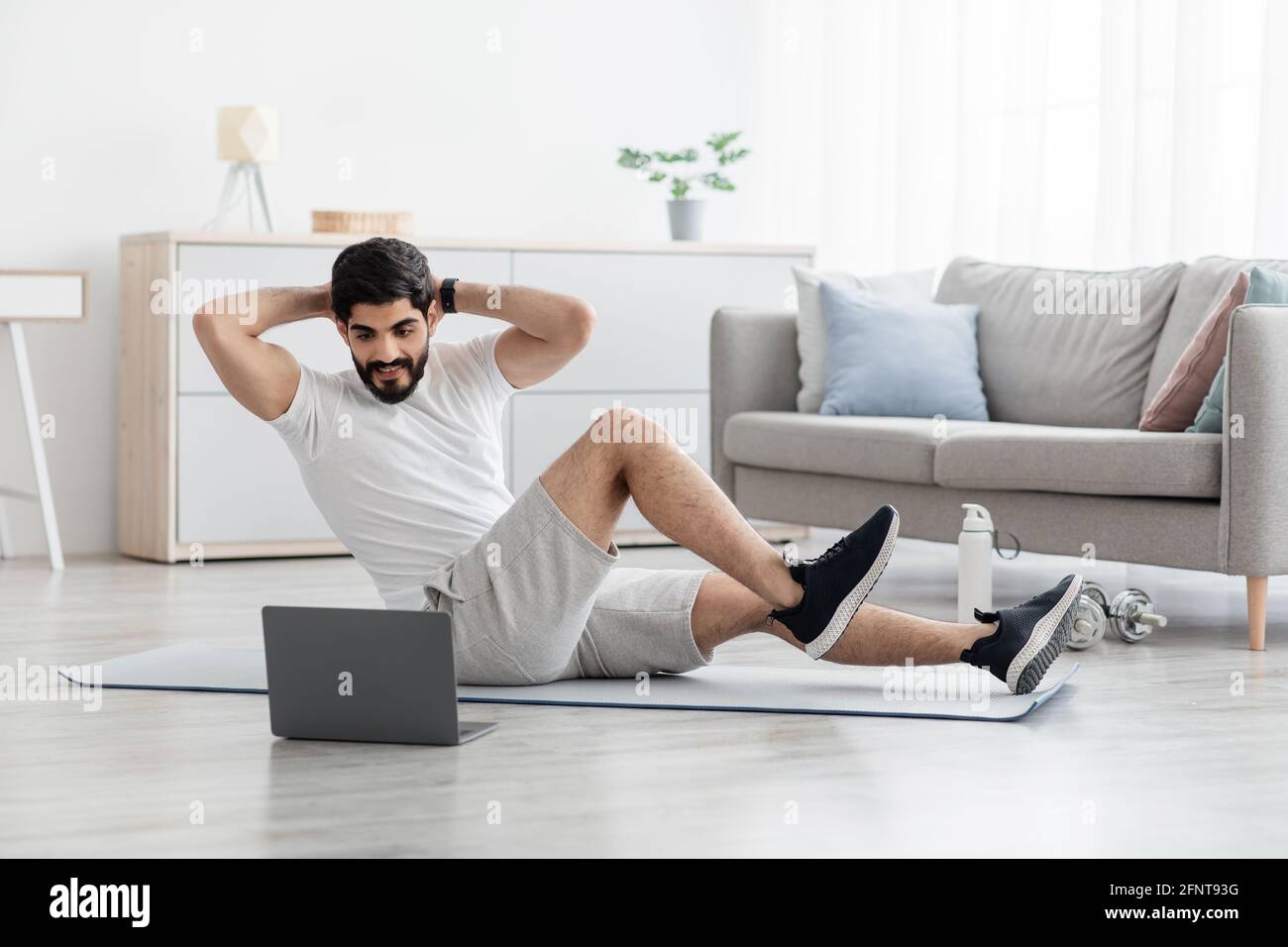 Covid-19 focolaio, lezione online, palestra a casa e cura del corpo Foto Stock