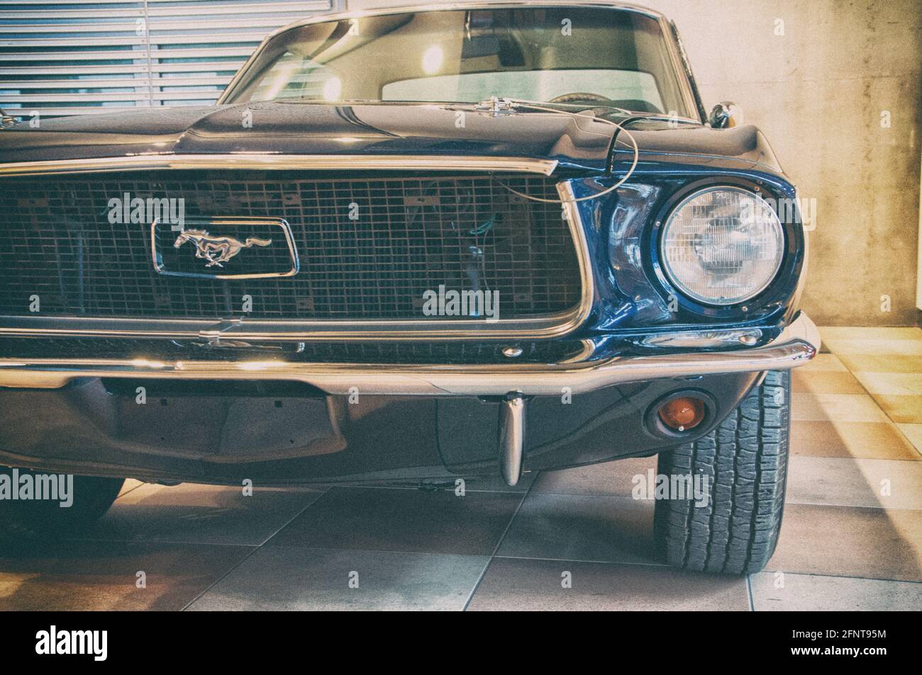 RIMINI, ITALIA - 20 feb 2017: RIMINI , Italia - 2017: Posti auto d'epoca ford mustang 289 parcheggiati Foto Stock