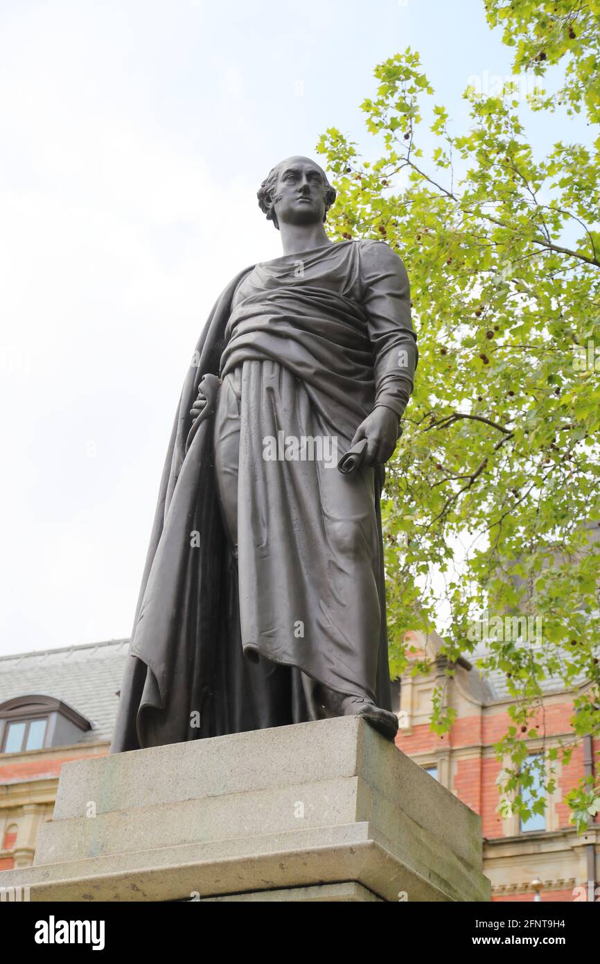 Una statua dell'ex PM George Canning a Parliament Square Westminster, Londra, Regno Unito Foto Stock