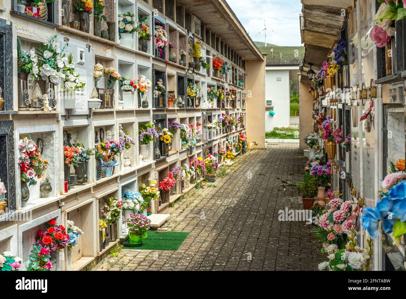 Il rispetto per i morti è rappresentato dall'enorme quantità di fiori che il luogo vivente di fronte alle lapidi. Abruzzo, Italia, Europa Foto Stock