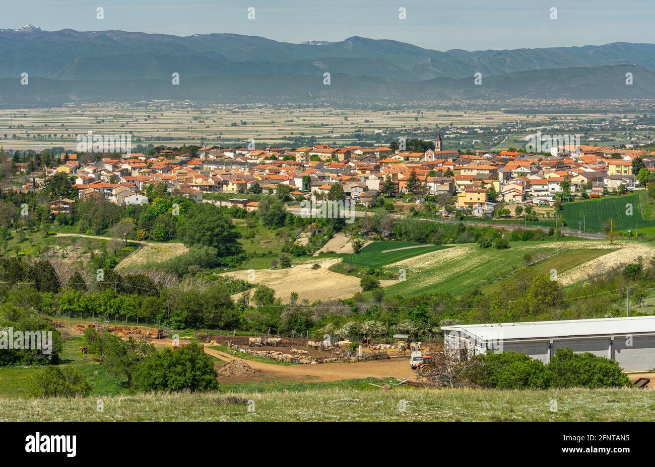 Vista dall'alto della nuova città di Collarmele, ricostruita dopo il  terremoto del 1915. Collarmele, provincia di l'Aquila, Abruzzo, Italia,  Europa Foto stock - Alamy