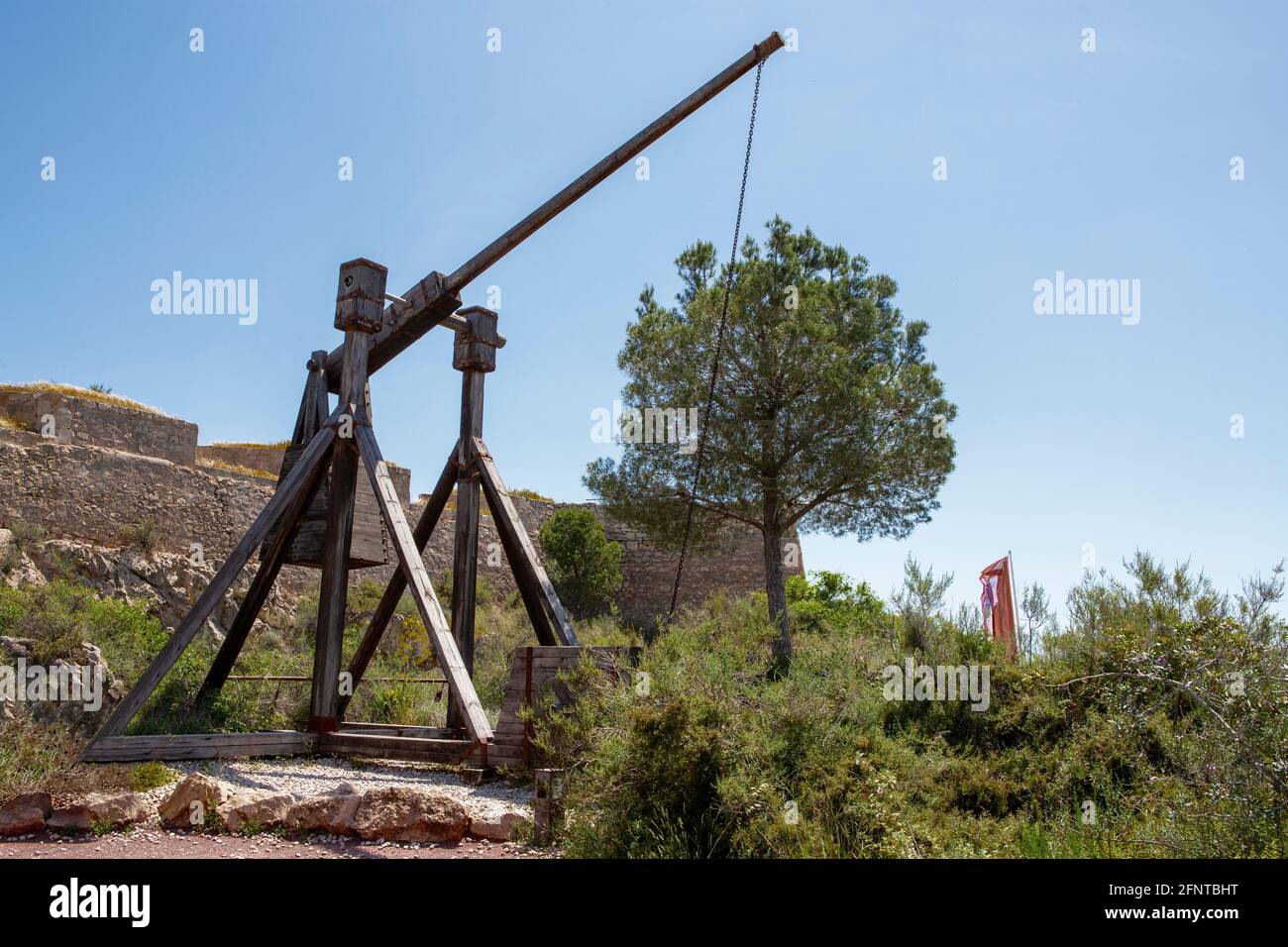 Nel castello di Lorca, Murcia, Spagna. C'è una catapulta medievale, uno strumento militare utilizzato in tempi antichi per il remoto lancio di grandi obj Foto Stock