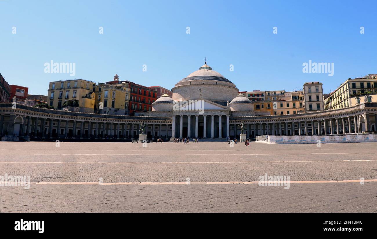 Piazza principale della città di Napoli in Italia chiamata piazza Plebiscito Ciò significa piazza plebiscito con la grande chiesa sormontata da una grande cupola con pochi peop Foto Stock