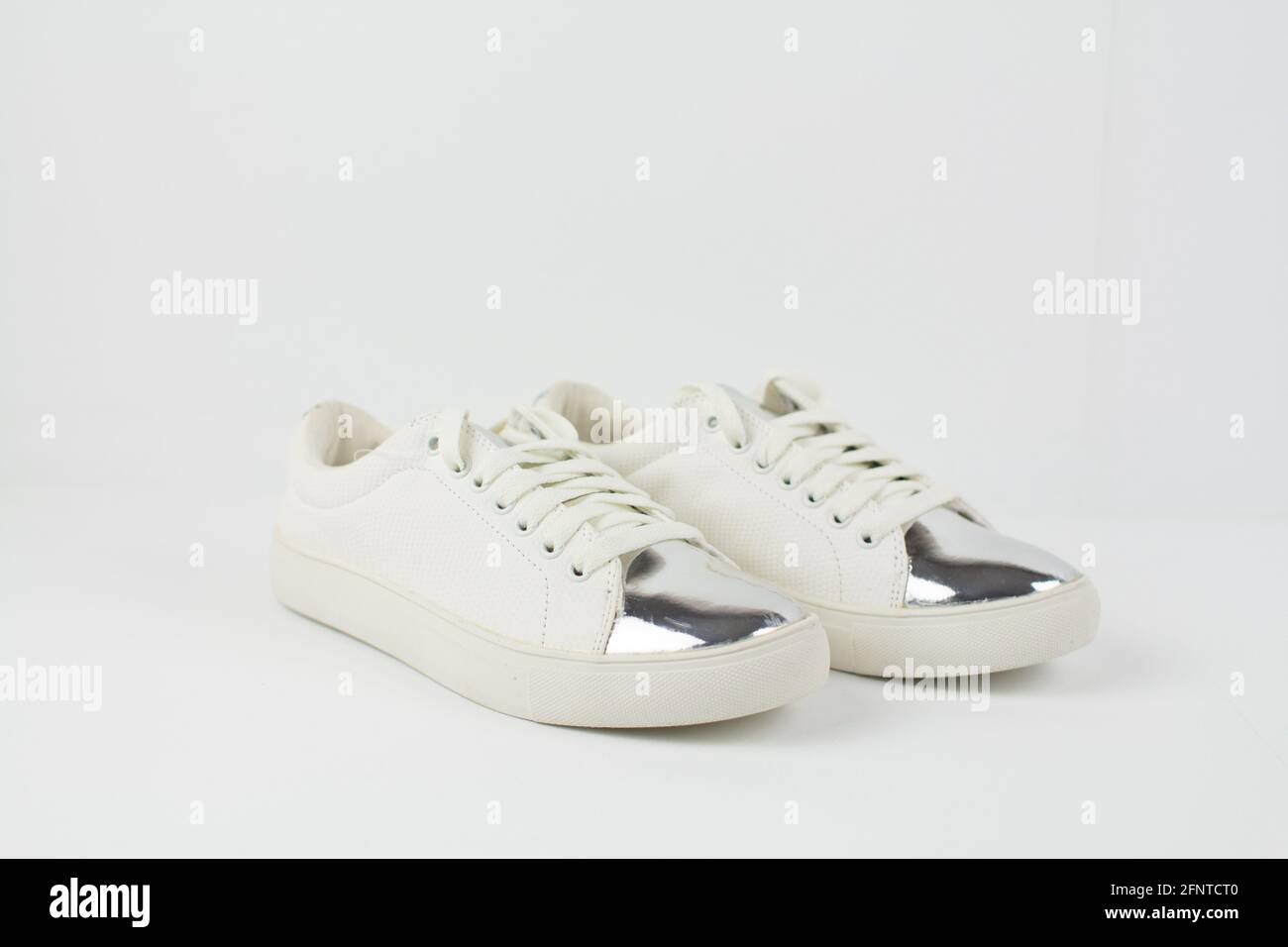 sneaker in pelle bianca su sfondo bianco Foto Stock