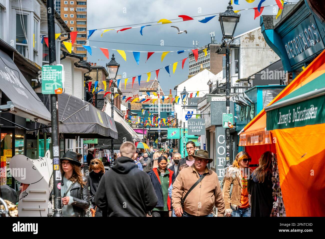 Brighton, 17 maggio 2021: Centro di Brighton il primo giorno di abolizione delle restrizioni di blocco. Foto Stock