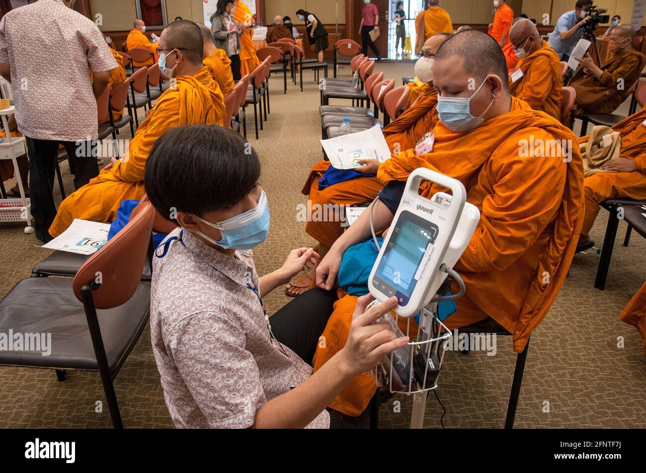 Un monaco buddista thailandese ha la sua pressione sanguigna misurata dopo aver ricevuto un vaccino Sinovac durante un viaggio di vaccinazione contro la pandemia di coronavirus COVID-19 presso l'ospedale Priest di Bangkok. (Foto di Peerapon Boonyakiat / SOPA Image/Sipa USA) Foto Stock