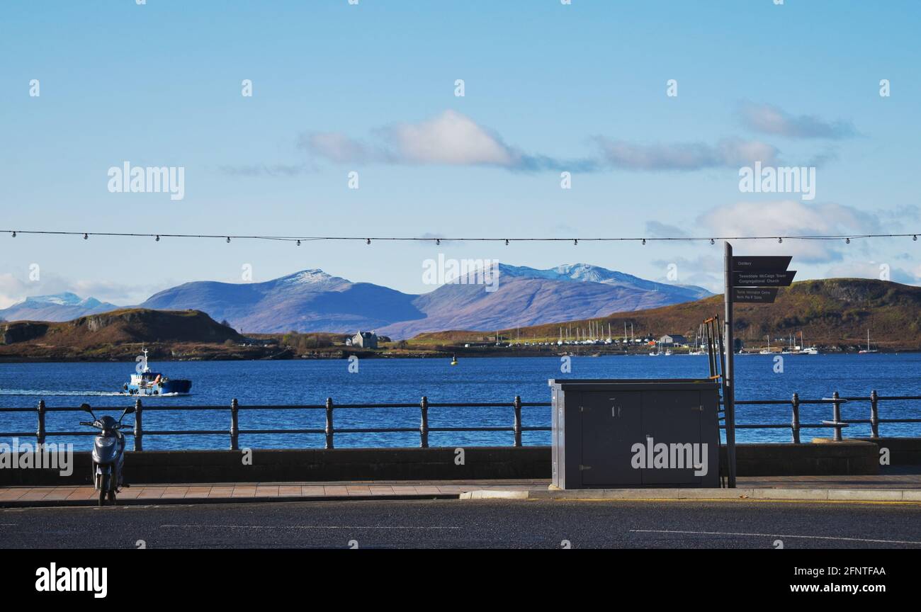 vista dell'isola di kerrera da oban in una marcia soleggiata giorno Foto Stock