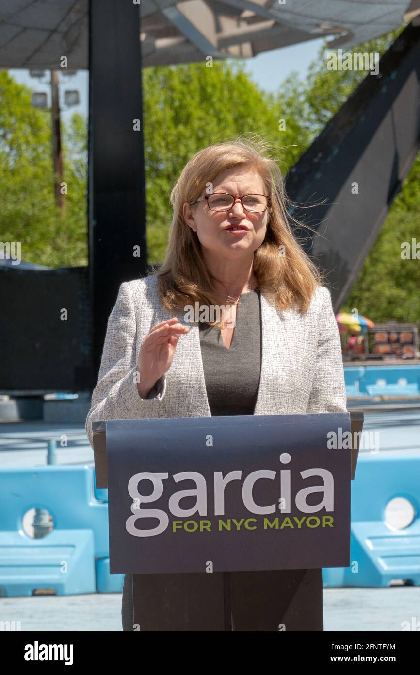 Kathryn Garcia, un candidato democratico per il sindaco di New York, accetta un'approvazione vicino all'Unisphere nel Flushing Meadows Corona Park a Queens, New York. Foto Stock