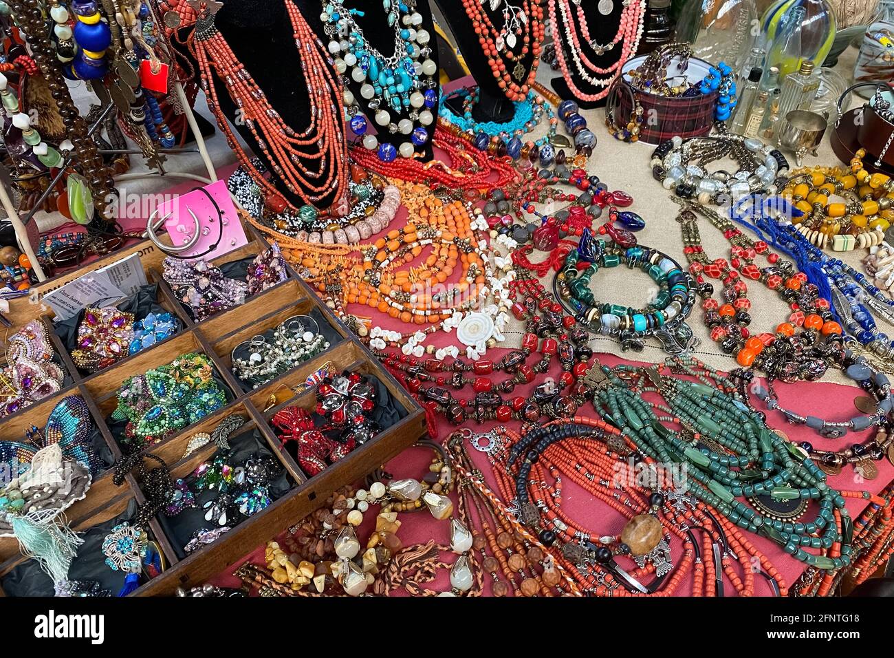 Lviv, Ucraina - 16 maggio 2021 : Antiquariato e gioielli d'epoca sul mercato delle pulci o festival stagionale - gioielli, spille d'argento e altre cose d'epoca. C Foto Stock