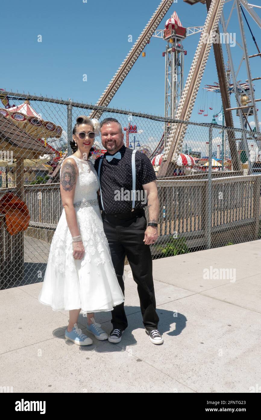 Ritratto di una coppia appena dopo il loro matrimonio all'aperto a Coney Island, Brooklyn, New York City Foto Stock