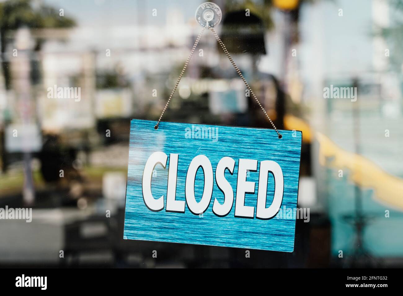 Cartello chiuso sulla porta del caffè. Caffè chiusi a causa della pandemia del virus della corona. Foto Stock