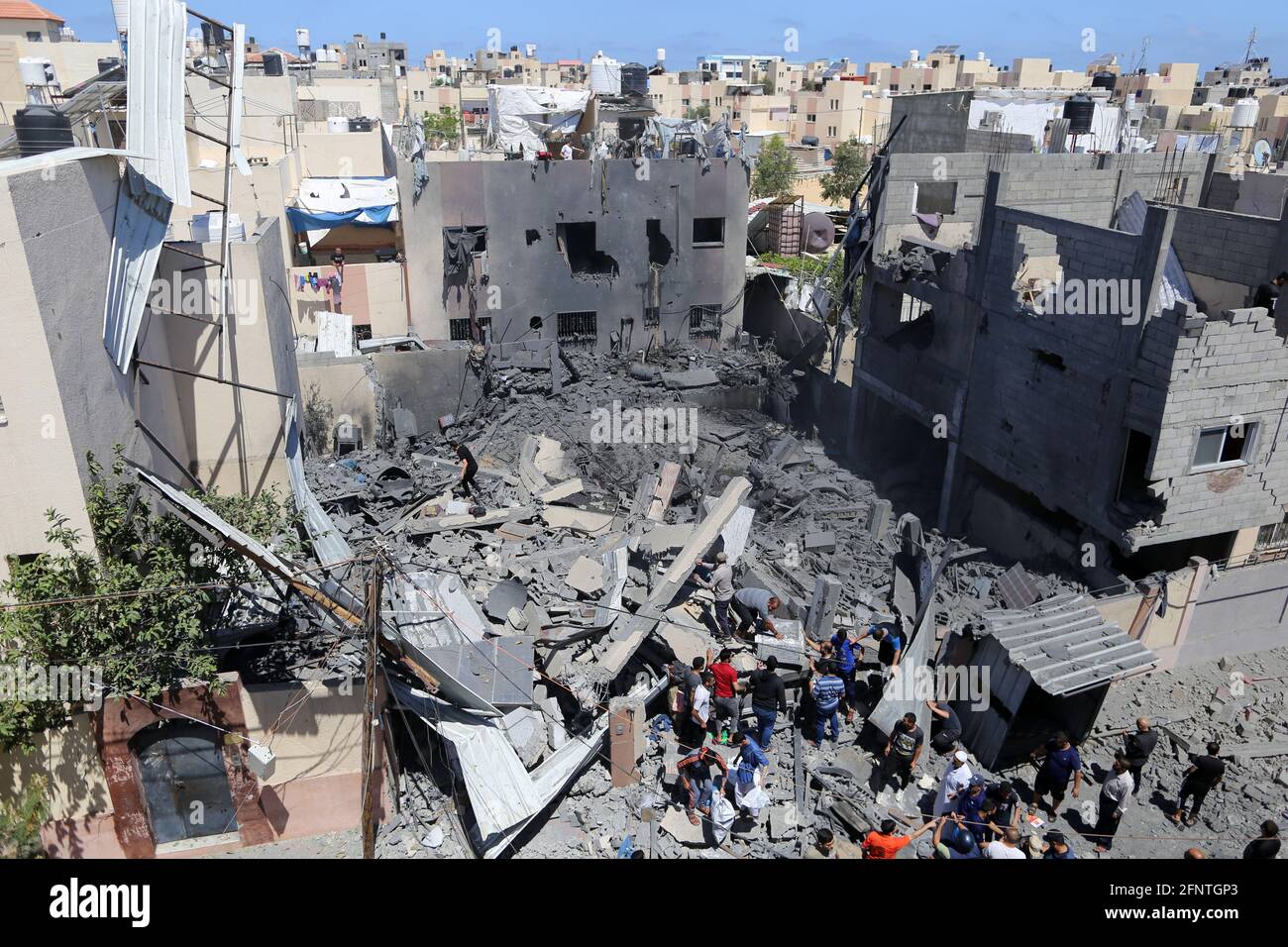 (210519) -- GAZA, 19 maggio 2021 (Xinhua) -- i palestinesi ispezionano un edificio distrutto dopo un attacco aereo israeliano nella città di Khan Younis, nella striscia di Gaza meridionale, il 19 maggio 2021. (Foto di Yasser Qudih/Xinhua) Foto Stock