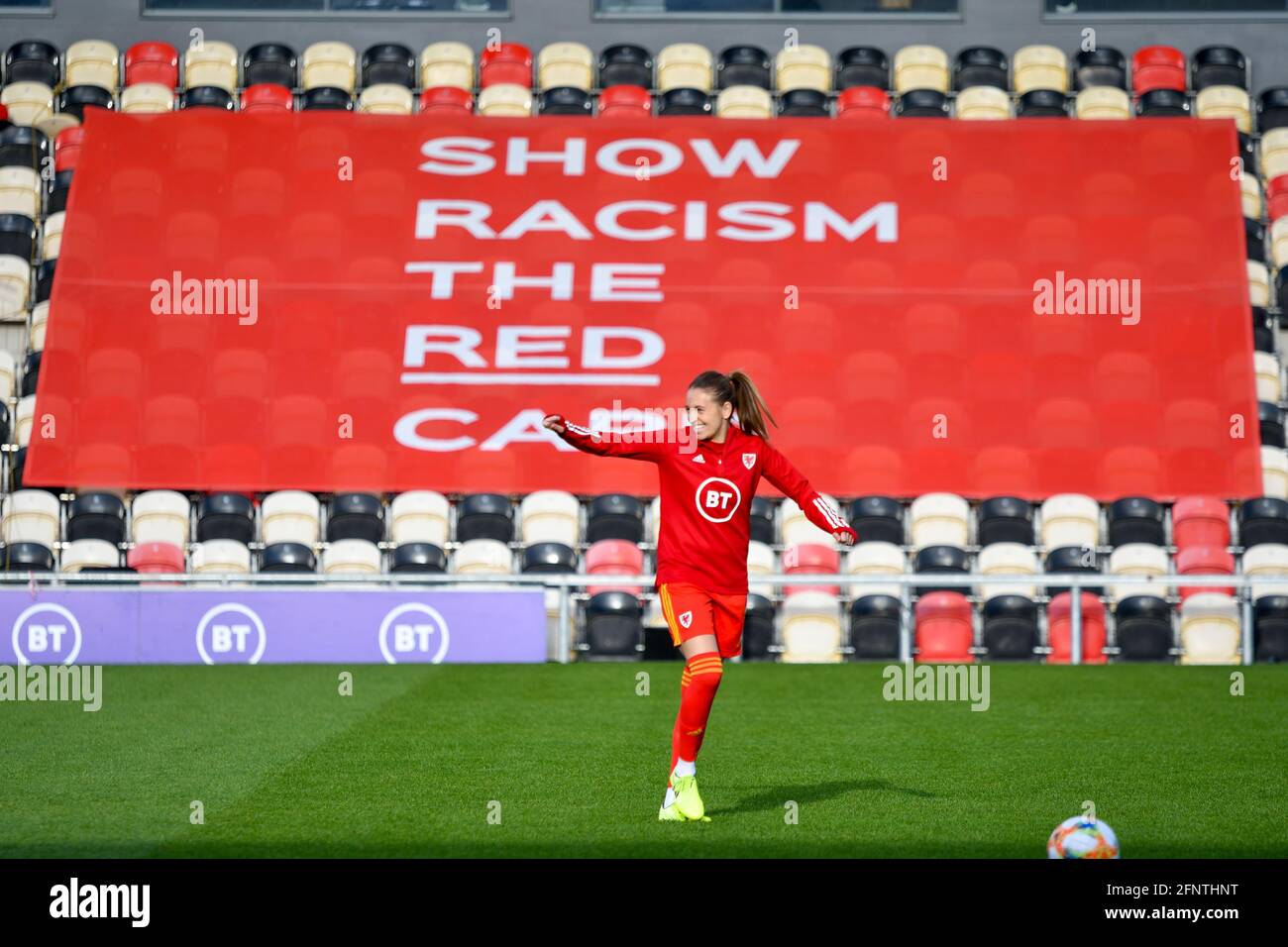 Newport, Galles. 22 ottobre 2020. Kayleigh Green of Wales Women durante il  warm-up pre-partita prima del Campionato europeo femminile UEFA 2020  Qualifying Group C match tra Galles e Faroe Islands Women alla