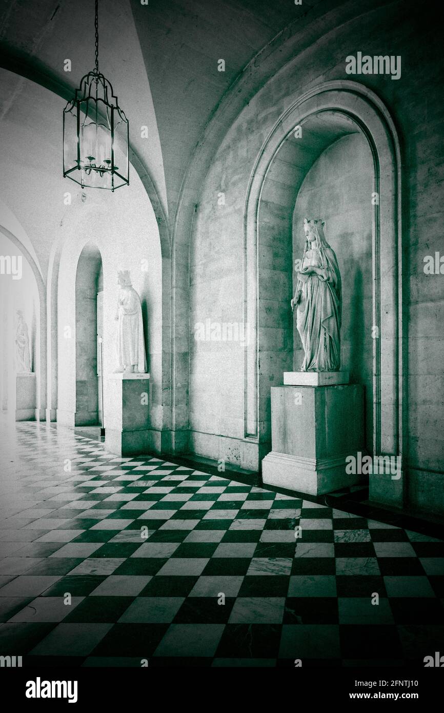 Galleria delle statue medievali a Chateau de Versailles - Reggia del Re Sole a Versilles, Francia. Agosto 2019 Foto Stock