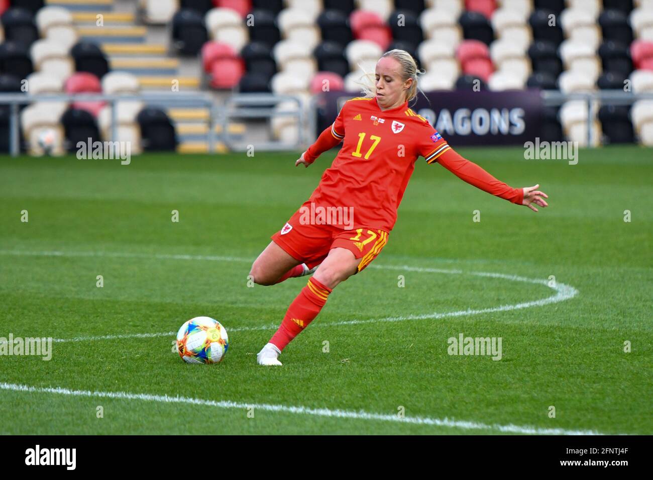 Newport, Galles. 22 ottobre 2020. Nadia Lawrence del Galles Donne in azione durante il Campionato europeo delle Donne UEFA 2020 Qualifying Group C Match tra Galles e Isole Faroe Donne alla Rodney Parade di Newport, Galles, Regno Unito, il 22 ottobre 2020. Credito: Duncan Thomas/Majestic Media. Foto Stock Newport, Galles. 22 ottobre 2020. Nadia Lawrence del Galles Donne in azione durante il Campionato europeo delle Donne UEFA 2020 Qualifying Group C Match tra Galles e Isole Faroe Donne alla Rodney Parade di Newport, Galles, Regno Unito, il 22 ottobre 2020. Credito: Duncan Thomas/Majestic Media. Foto Stock