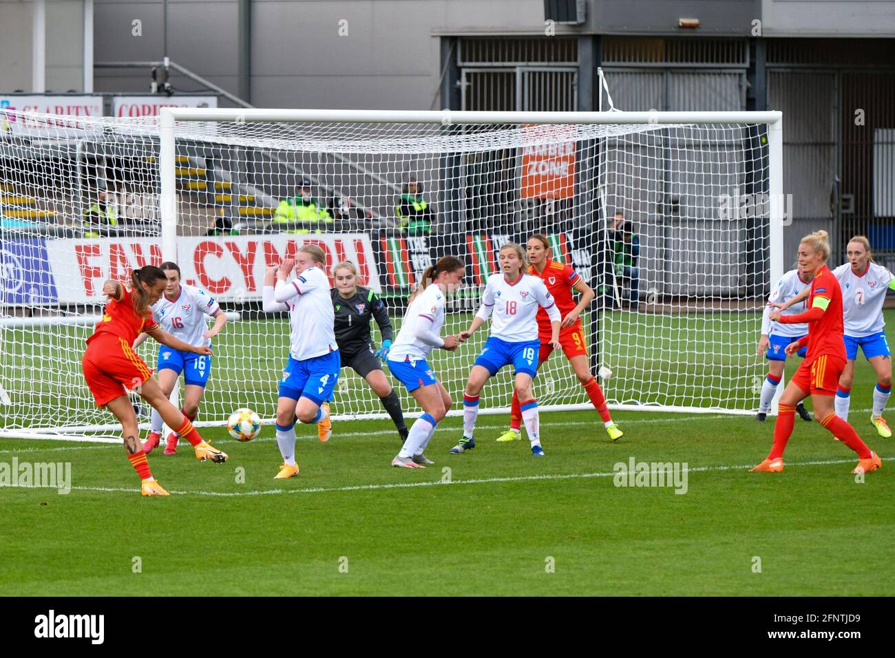 Newport, Galles. 22 ottobre 2020. Natasha Harding of Wales Women ha girato al traguardo durante la partita di qualificazione del Gruppo C del Campionato europeo delle Donne UEFA 2020 tra Galles e Faroe Islands Women alla Rodney Parade di Newport, Galles, Regno Unito, il 22 ottobre 2020. Credito: Duncan Thomas/Majestic Media. Foto Stock