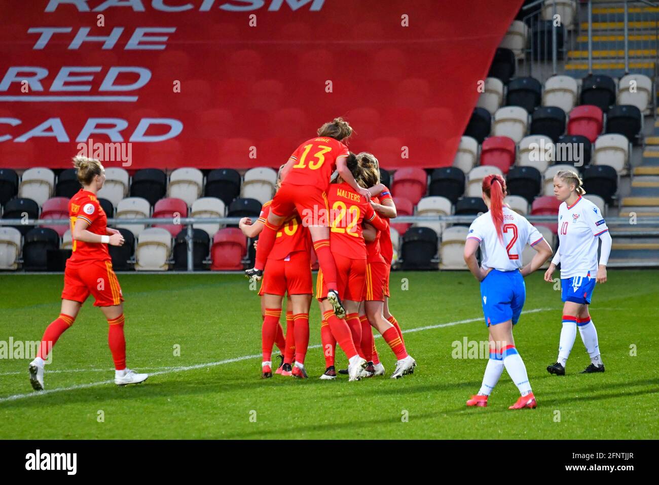 Newport, Galles. 22 ottobre 2020. Wales i giocatori delle donne celebrano un gol durante la partita di qualificazione del Gruppo C del Campionato europeo delle donne UEFA 2020 tra le donne del Galles e delle Isole Faroe alla Rodney Parade di Newport, Galles, Regno Unito, il 22 ottobre 2020. Credito: Duncan Thomas/Majestic Media. Foto Stock