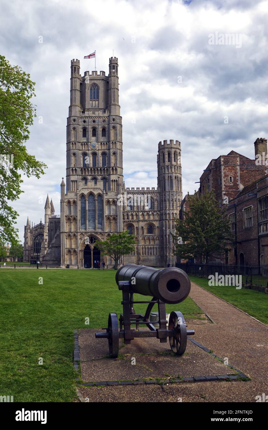 Cannone sul verde all'estremità ovest della cattedrale di Ely, Cambridgeshire, Inghilterra, Regno Unito Foto Stock