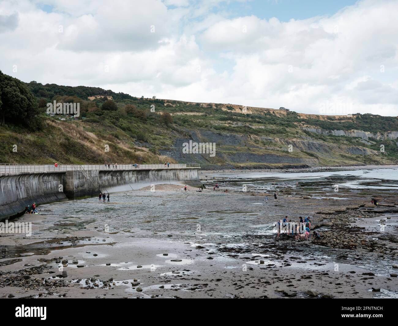 Church Cliff Walk Seawall, East Cliff Beach, Lyme Regis, Dorset, Regno Unito, 2019. Foto Stock