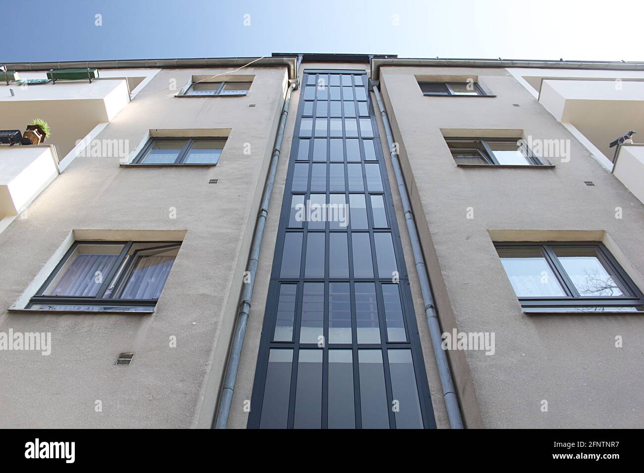 Alloggio progettato dall'architetto Bauhaus Walter Gropius nella tenuta Siemensstadt, nella periferia occidentale di Berlino Foto Stock