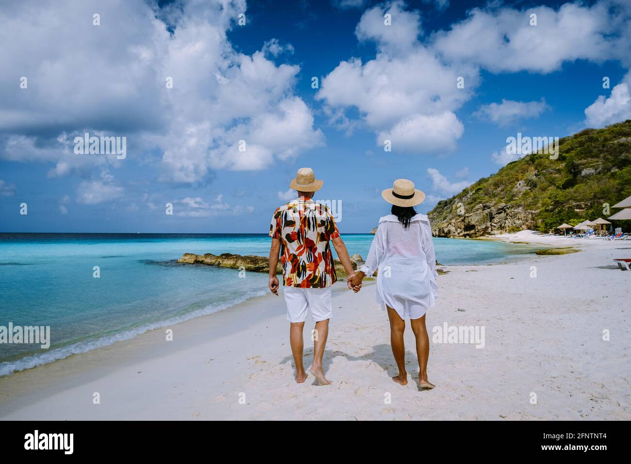 CAS Abou Beach Curacao sull'isola caraibica di Curacao, Playa CAS Abou a Curacao Caraibi tropicale spiaggia bianca con uomini e donne blu oceano sulla spiaggia, coppia di mezza età in vacanza Foto Stock