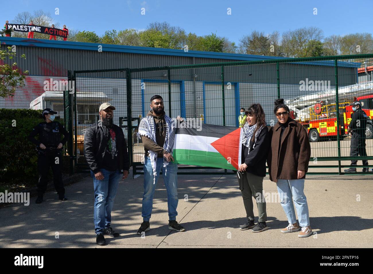 Leicester, Leicestershire, Regno Unito 19 maggio 2021. Notizie del Regno Unito. I manifestanti a sostegno della Palestina occupano il tetto della fabbrica israeliana UAV Ellbit a Leicester. Alex Hannam/Alamy Live News Foto Stock