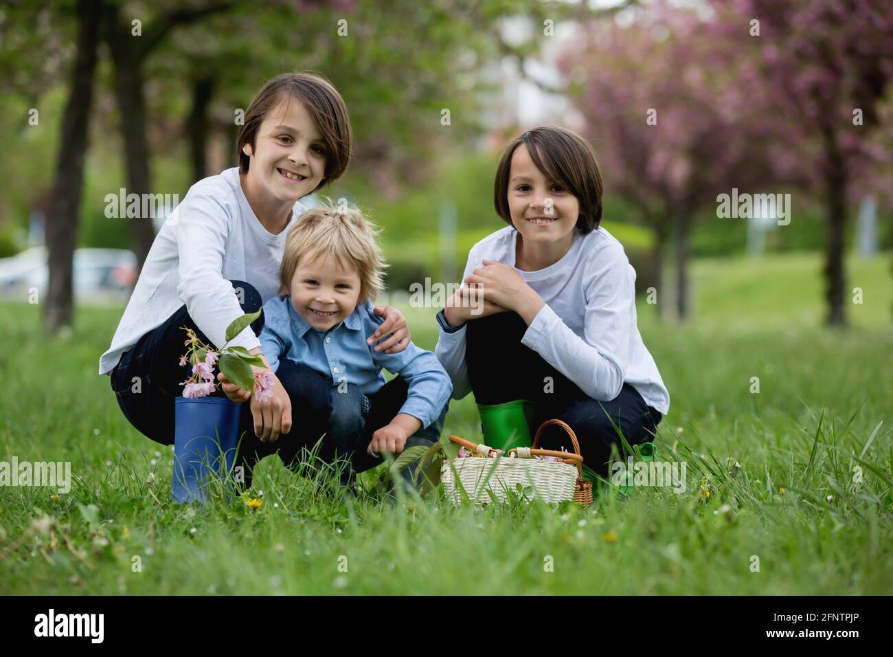 Felici i bambini di diverse fasce d'età, che corrono insieme nel parco,  primavera, divertirsi, fresco parco colorato Foto stock - Alamy